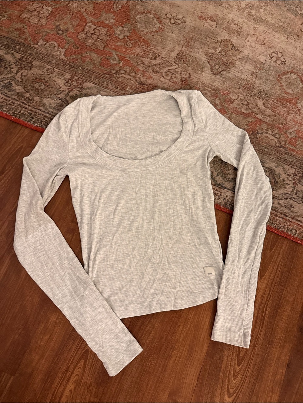 Vuori Heather Light Gray Scoop Neck Long Sleeve Tee